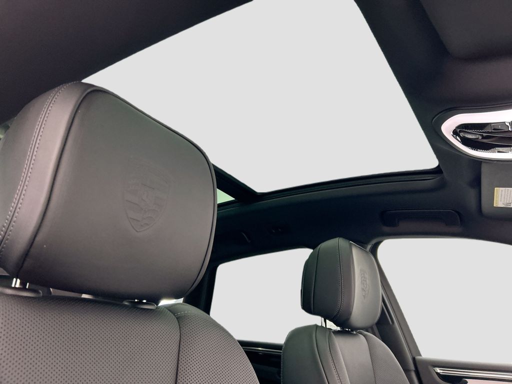 Thumbnail: 2026 Porsche Macan - 21