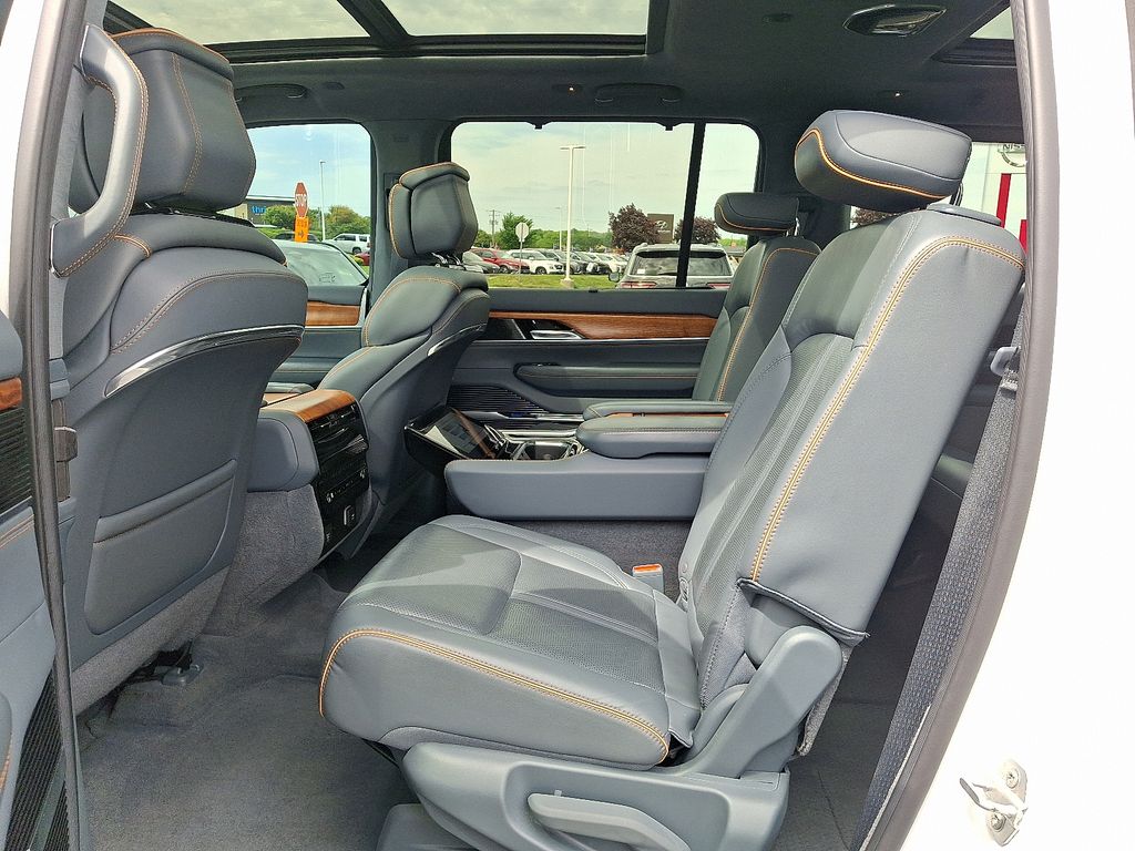 Thumbnail: 2022 Jeep Grand Wagoneer - 10