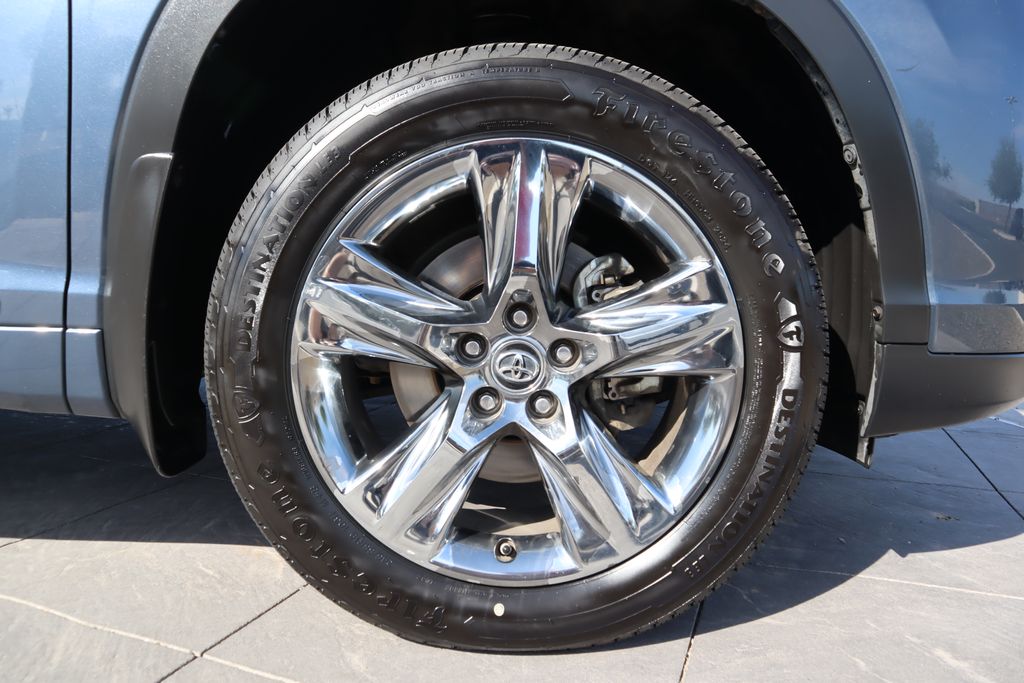 Thumbnail: 2019 Toyota Highlander - 32