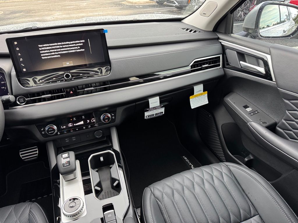 2025 Mitsubishi Outlander SEL photo 18