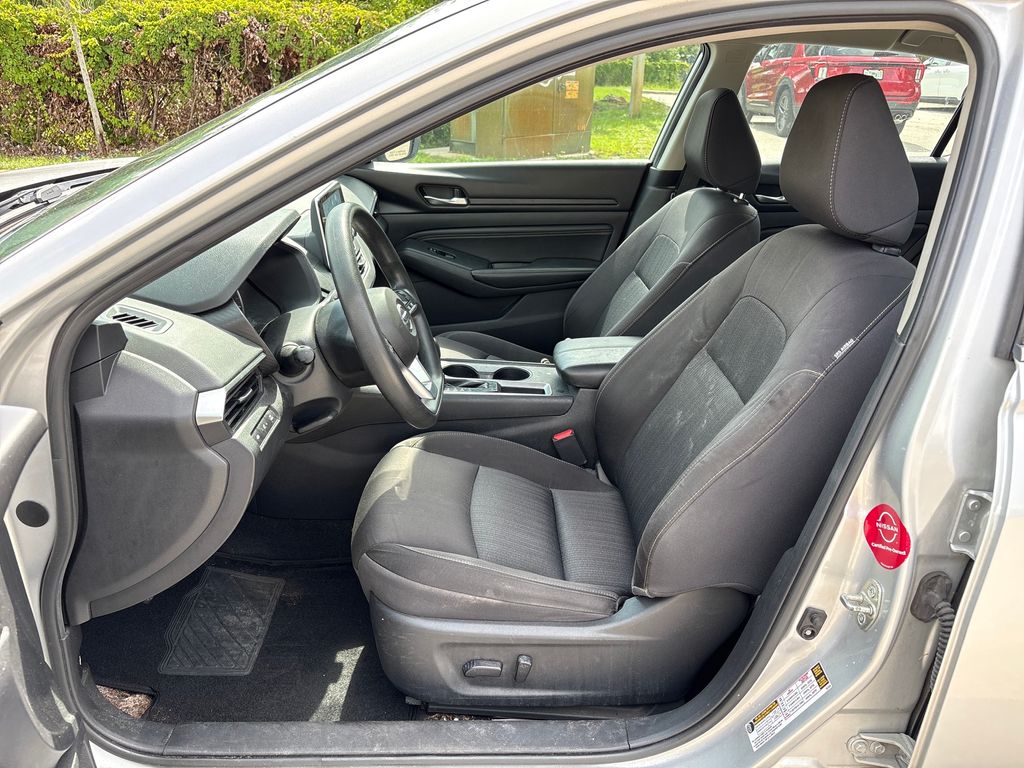 Used 2020 Silver Nissan 2.5 S image 9