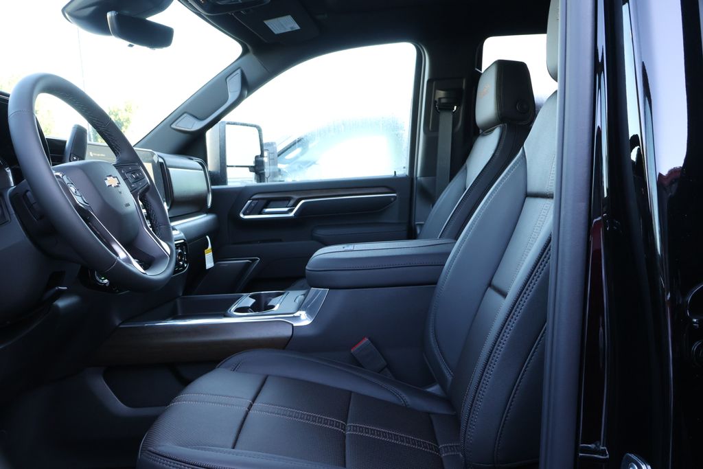 Thumbnail: 2025 Chevrolet Silverado 3500 - 16