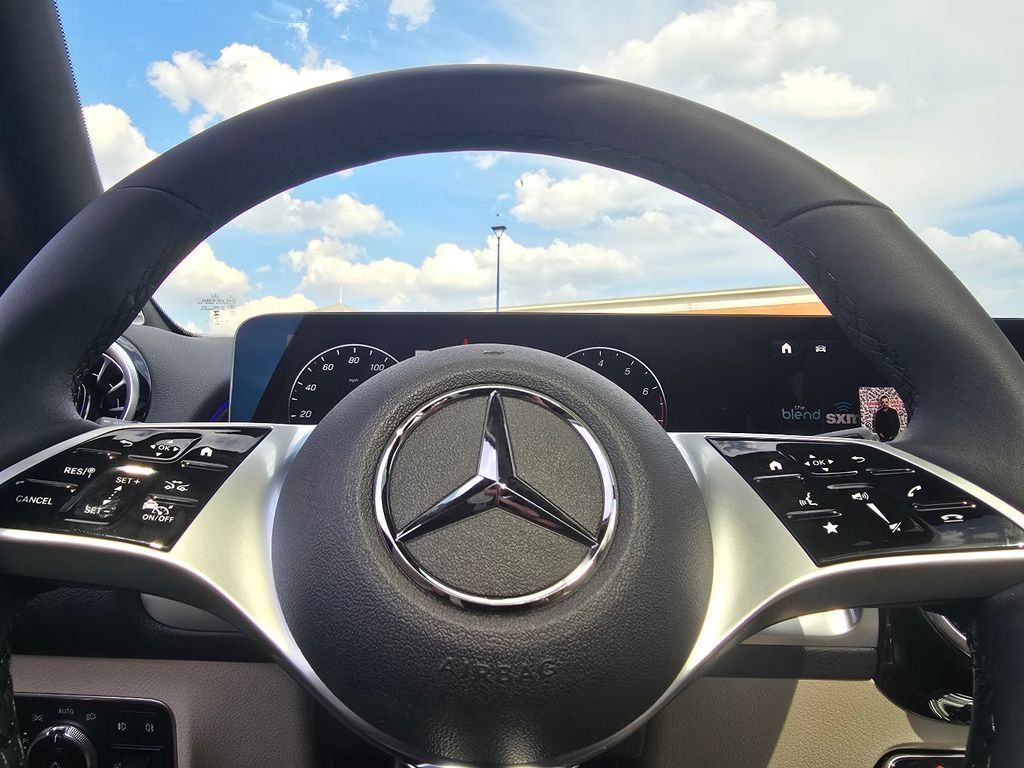 New 2026 White Mercedes-Benz GLB 250 image 27