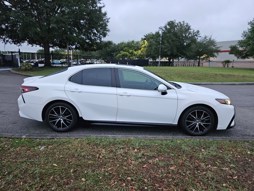 2022 Toyota Camry SE 6