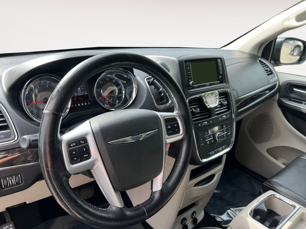 2014 Chrysler Town & Country Touring-L 10