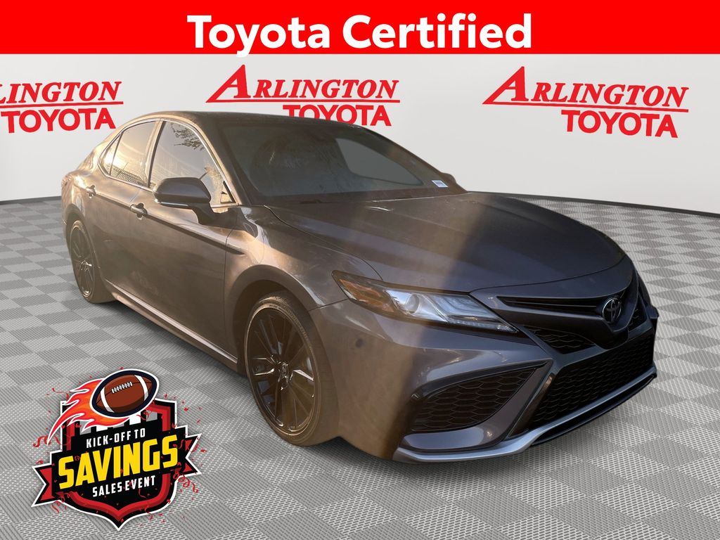 2024 Toyota Camry Gris (Predawn Gray Mica) Sedán Tracción delantera 8 velocidades Automática