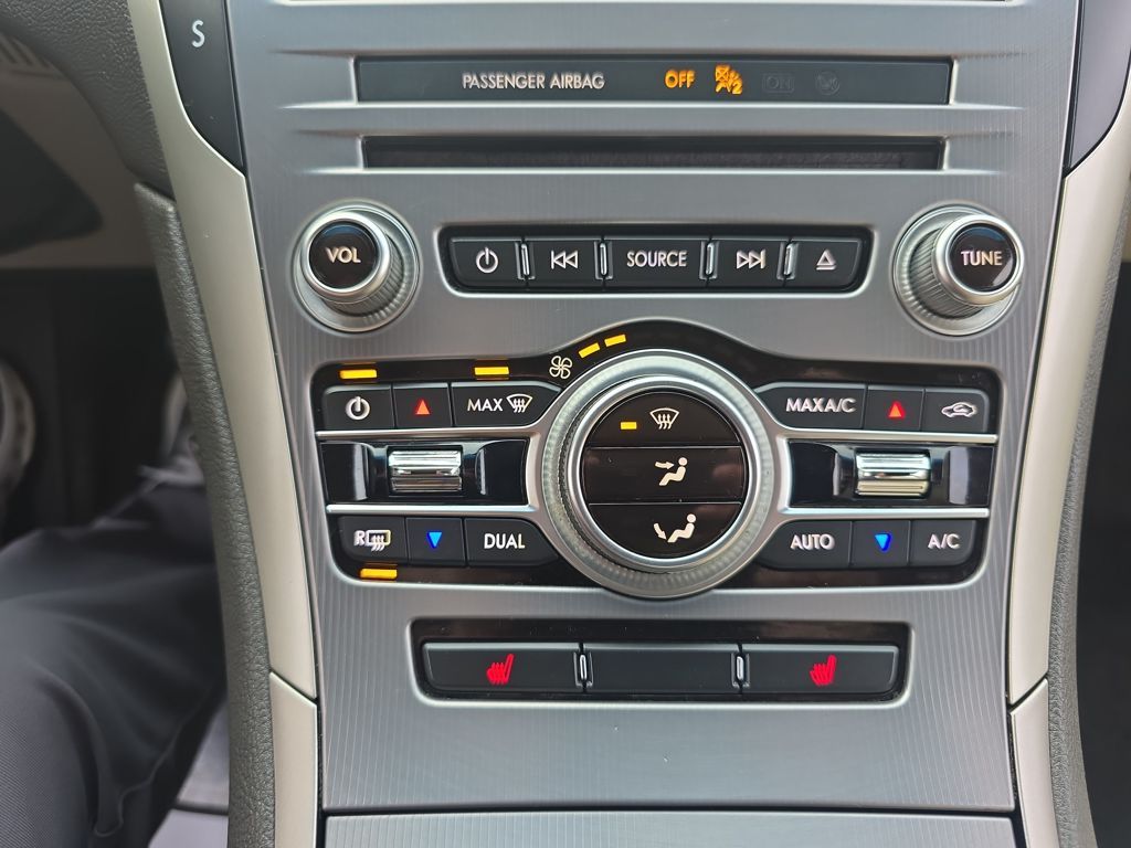 Used 2018 White Lincoln Select image 29