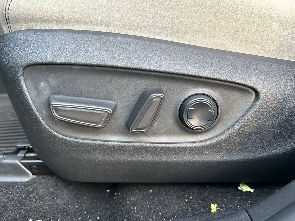 2024 Toyota RAV4 XLE Premium 16