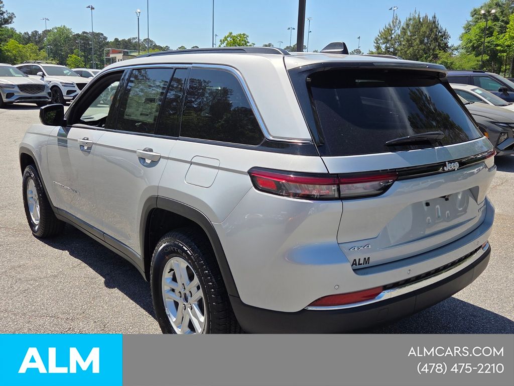 Used 2025 Silver Jeep Laredo image 12