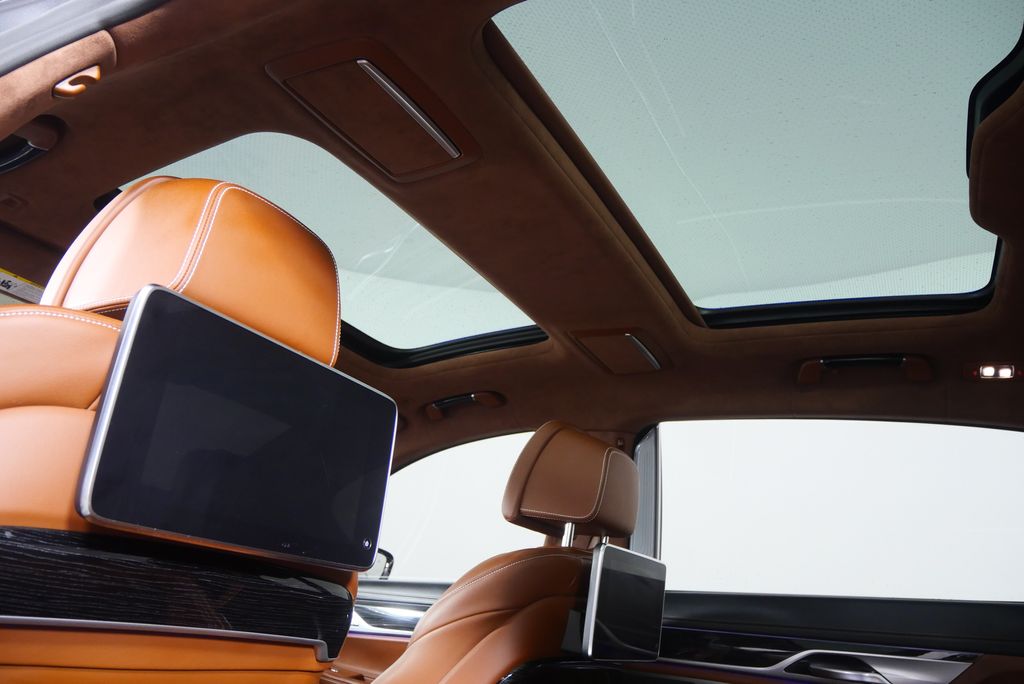 Thumbnail: 2021 BMW 7 Series - 21