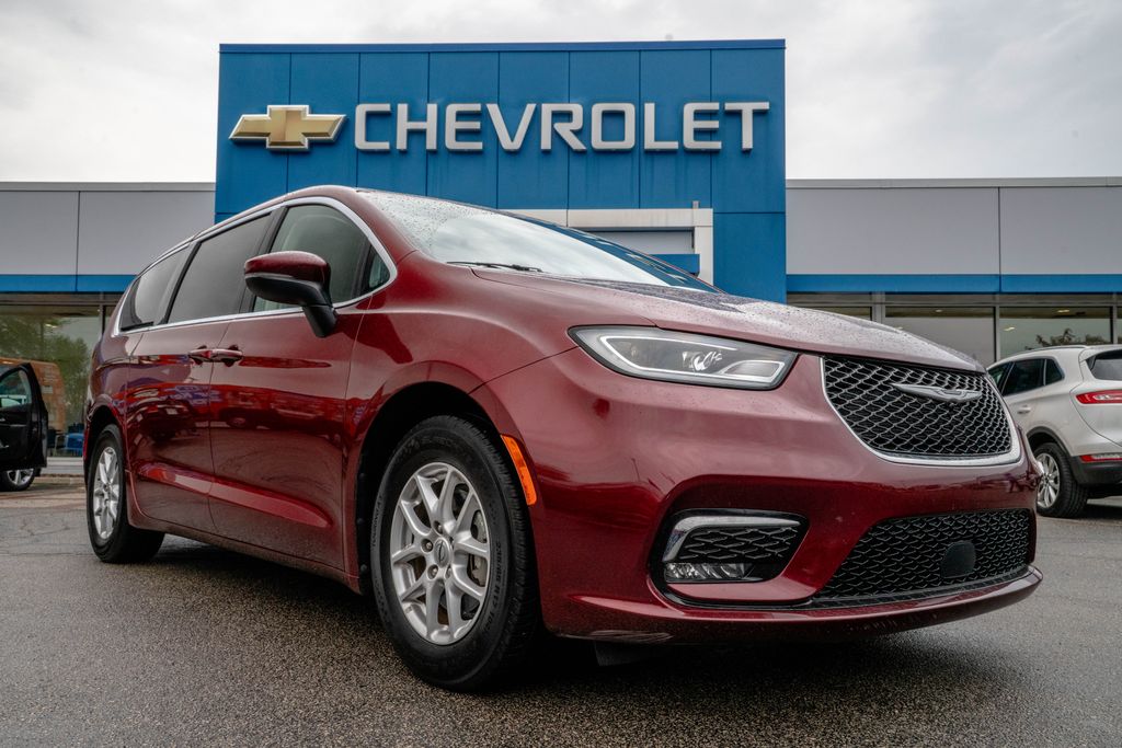 2023 Chrysler Pacifica Touring L's photo
