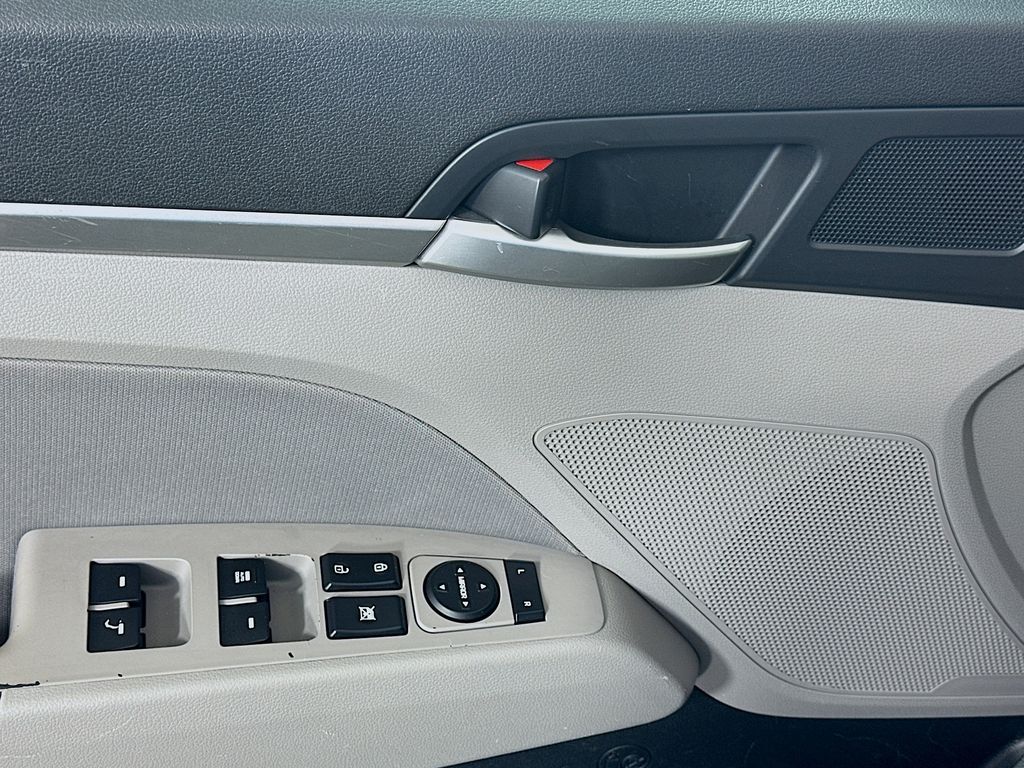 Thumbnail: 2020 Hyundai Elantra - 17