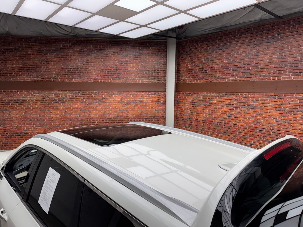 Used 2024 White INFINITI LUXE image 25