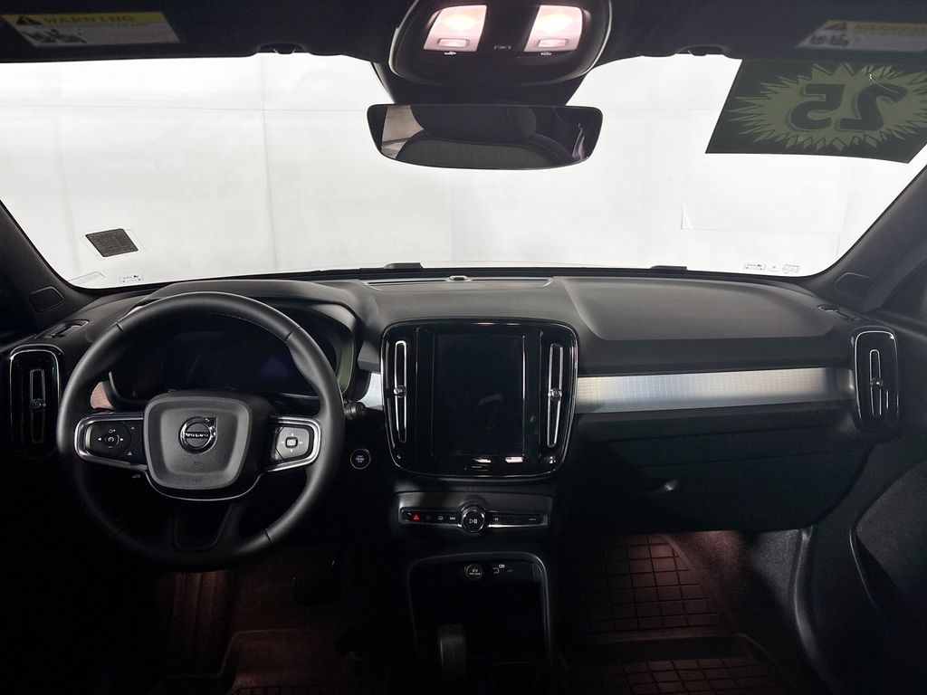 2025 Volvo XC40 B5 Core