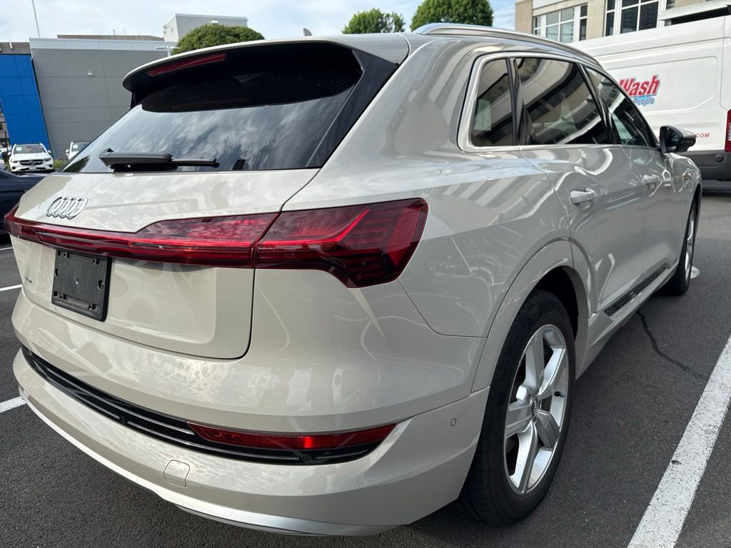 Thumbnail: 2019 Audi e-tron - 3