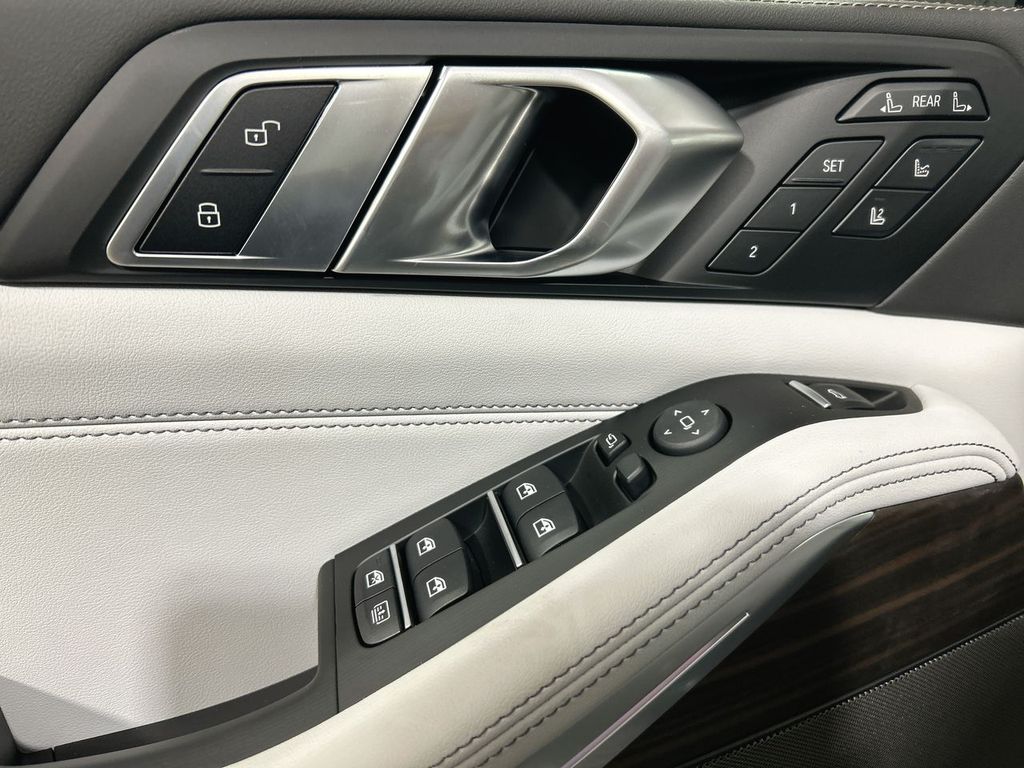 Thumbnail: 2026 BMW X7 - 11