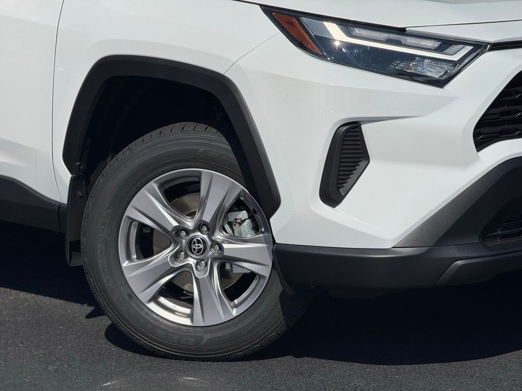 2025 Toyota RAV4 XLE photo 3