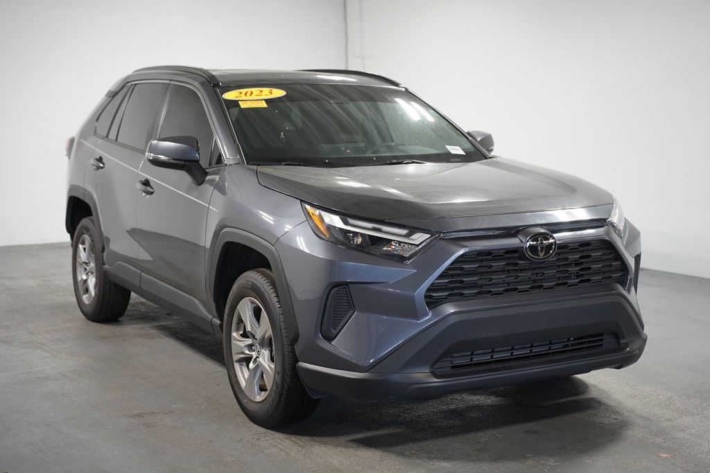 2023 Toyota RAV4 XLE 3