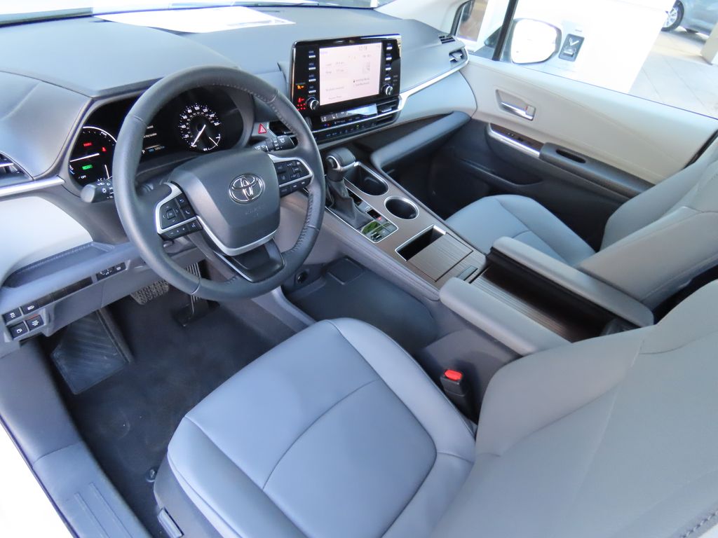 2023 Toyota Sienna XLE 9