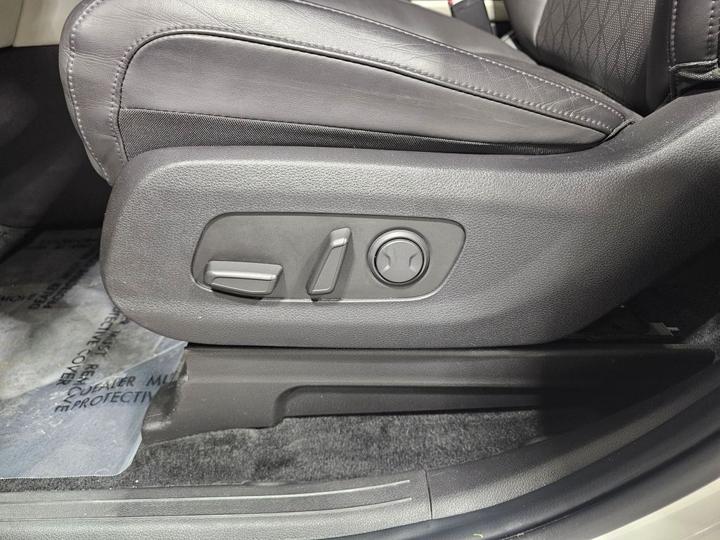 Used 2024 White Kia LX image 23