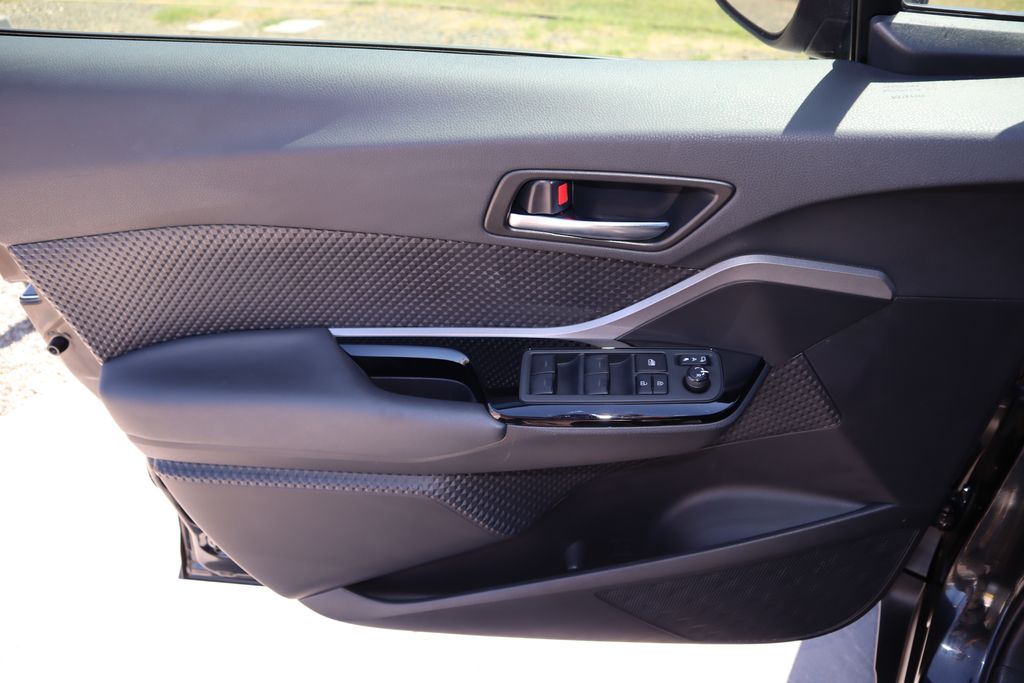 2022 Toyota C-HR XLE 23