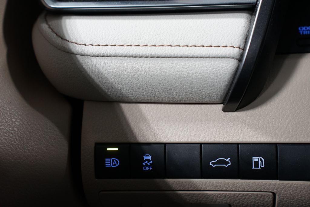 Thumbnail: 2018 Toyota Camry - 21