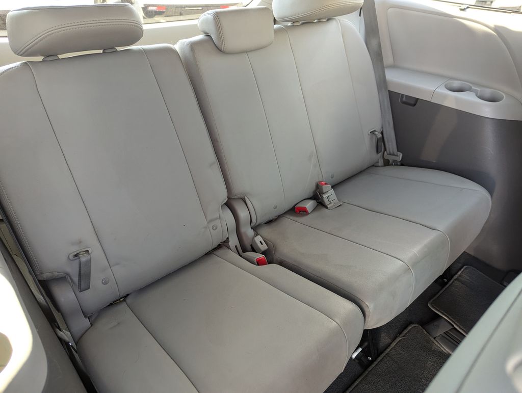 2019 Toyota Sienna XLE 38