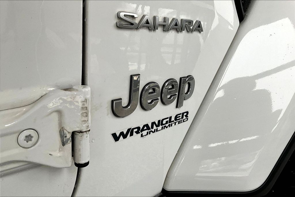 Used 2019 White Jeep Unlimited Sahara image 8