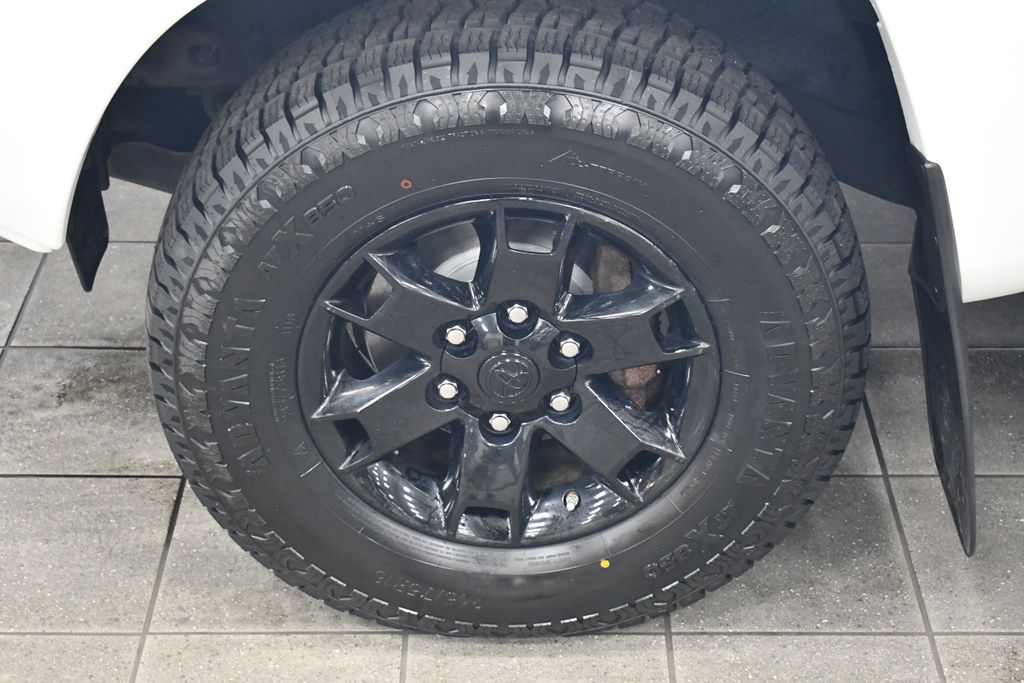 Thumbnail: 2015 Toyota Tacoma - 9