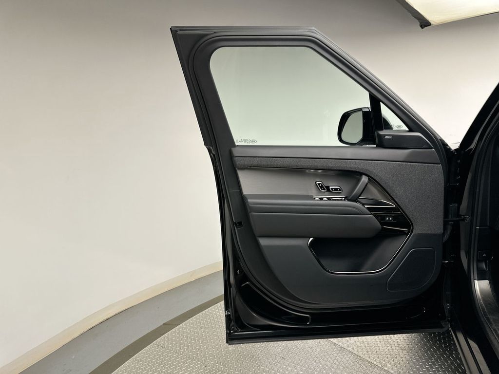 Thumbnail: 2023 Land Rover Range Rover Sport - 21