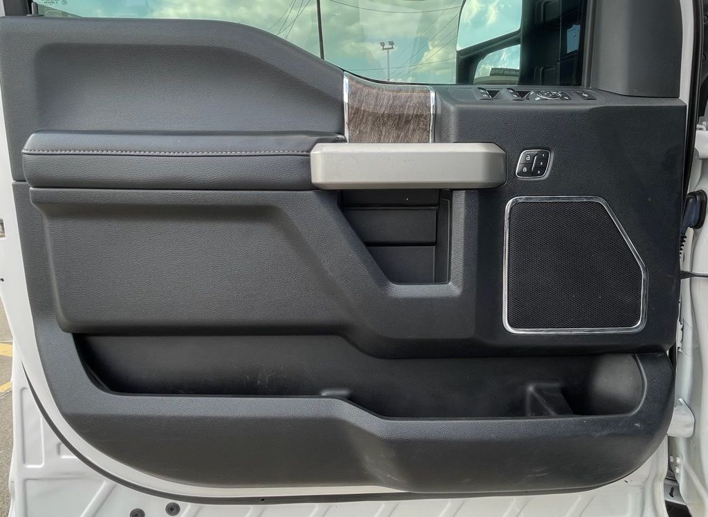 2017 Ford F-350SD Lariat White at Autostrade
