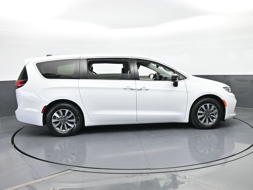 Used 2024 Bright White Clearcoat Chrysler Select image 7