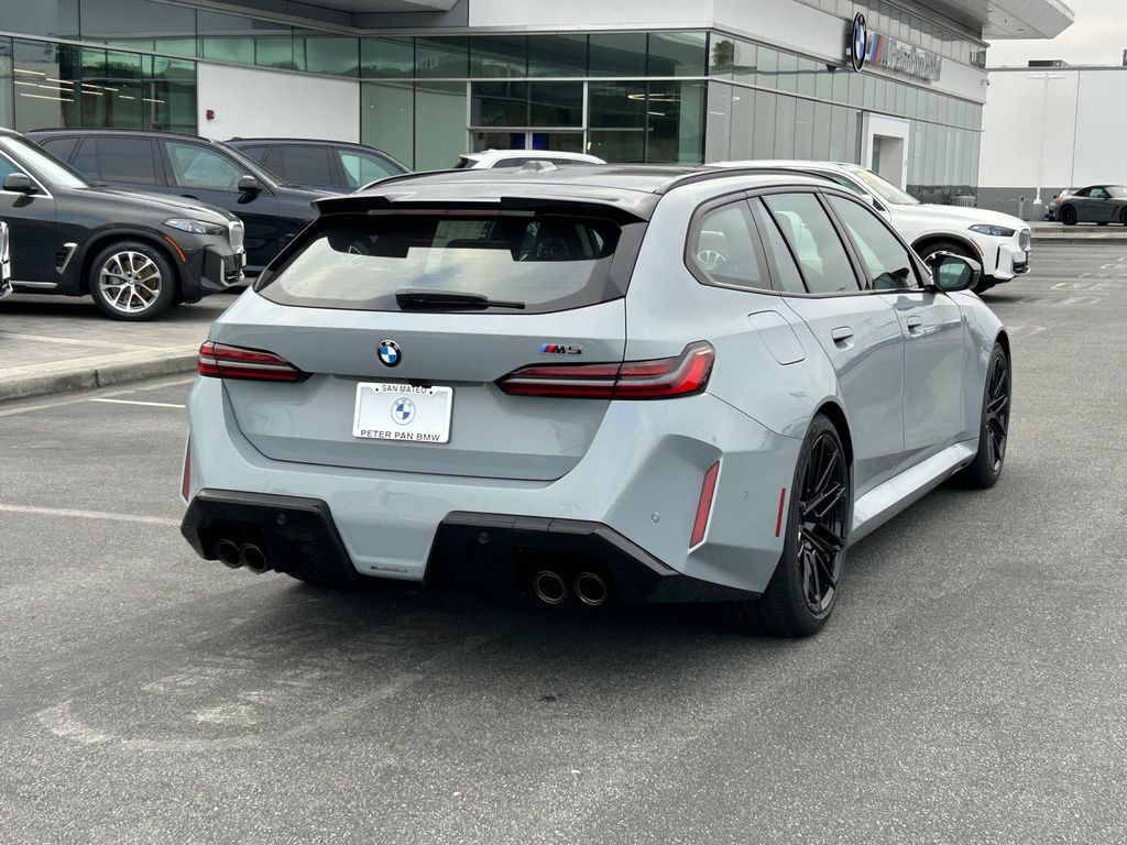 Thumbnail: 2027 BMW M5 - 5