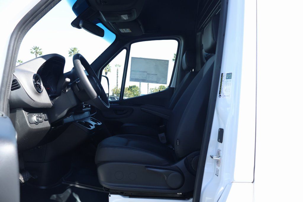 2025 Mercedes-Benz Sprinter 2500 5