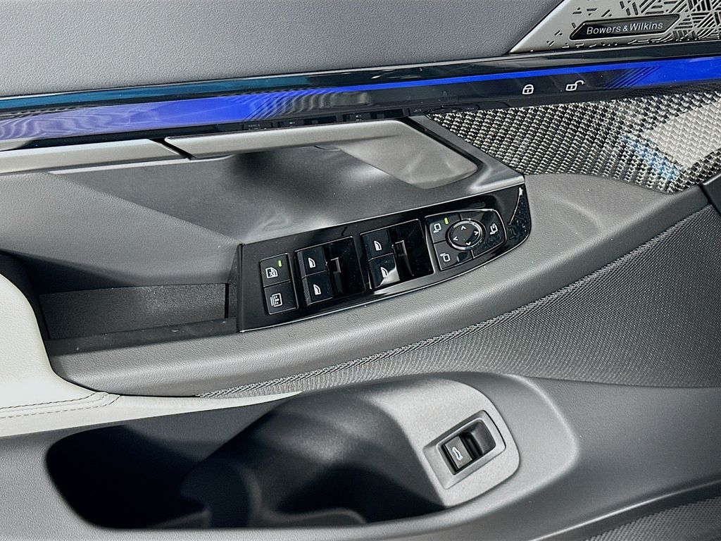 Thumbnail: 2026 BMW M5 - 20