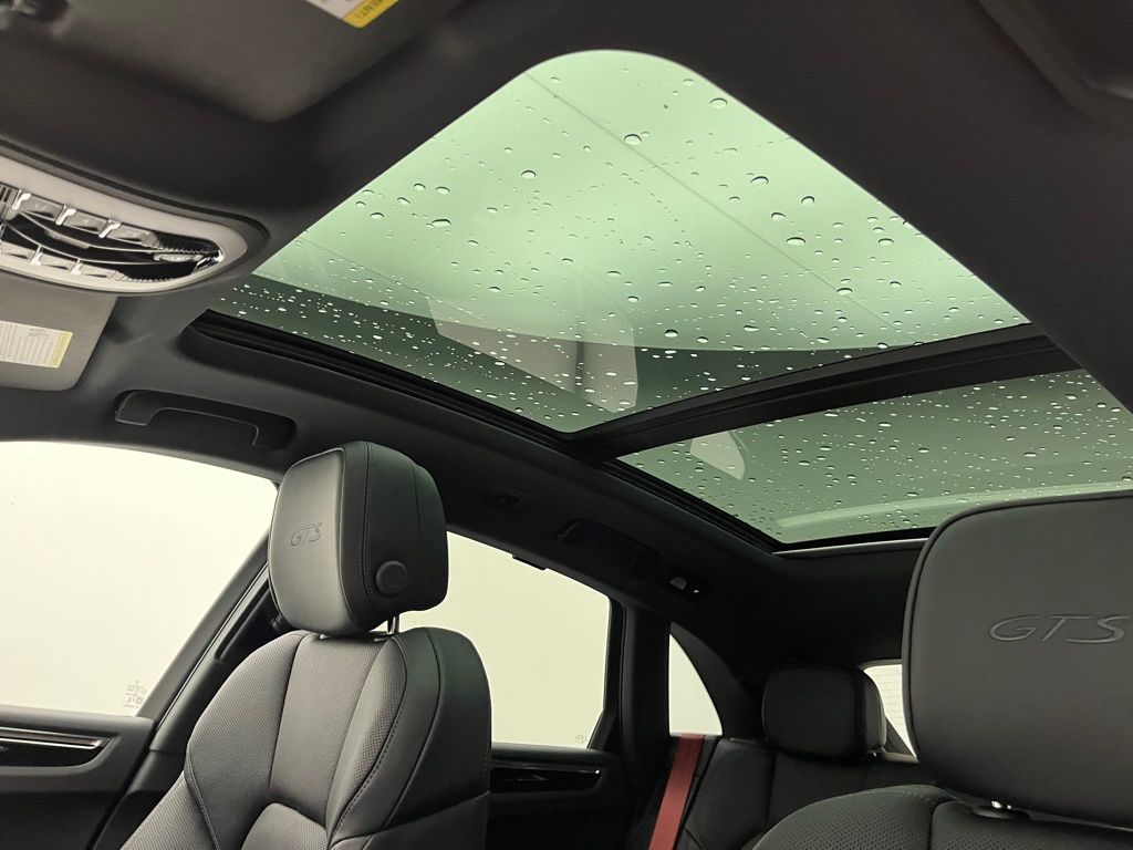 Thumbnail: 2026 Porsche Macan - 23