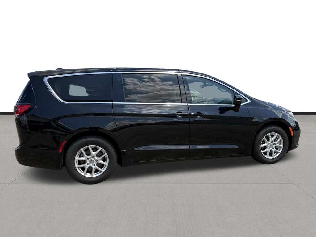 2024 Chrysler Pacifica Touring L - 5