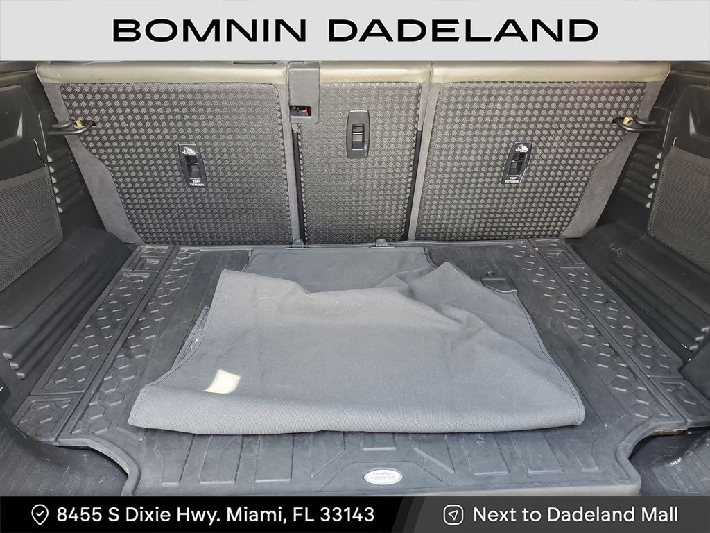 2020 Land Rover Defender 110 SE photo