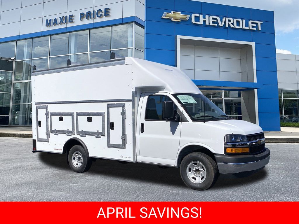 Summit White 2025 Chevrolet Express Chassis 3500 Cutaway 139 Van Rear-Wheel Drive 8-Speed Automatic