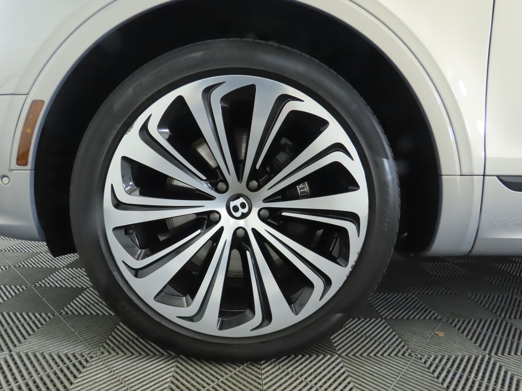 Thumbnail: 2022 Bentley Bentayga - 31