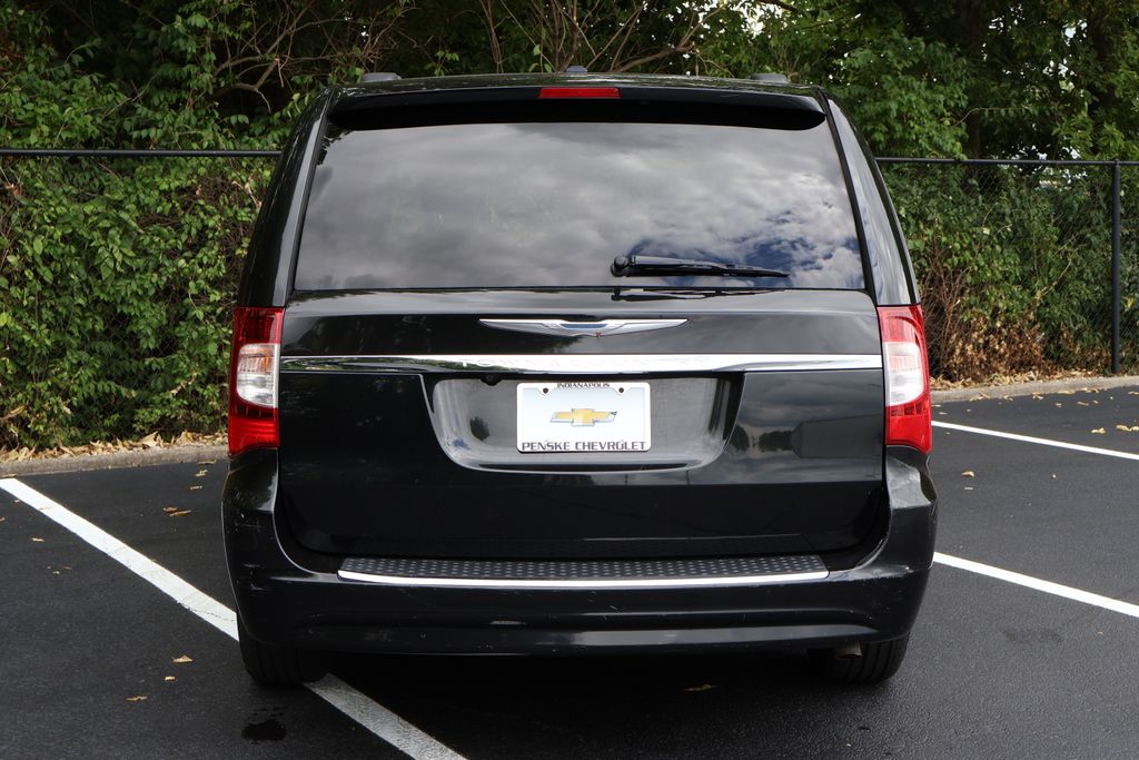 Thumbnail: 2013 Chrysler Town & Country - 6