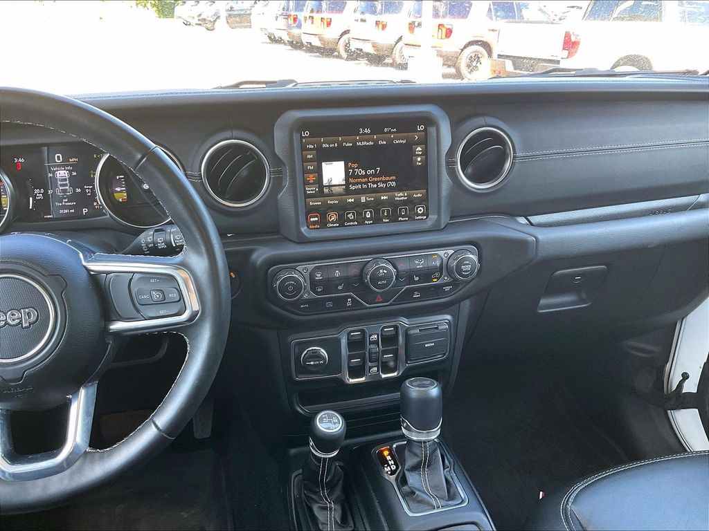 2023 Jeep Wrangler — photo 18