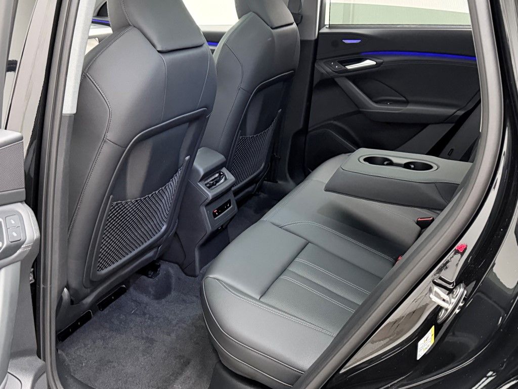 Thumbnail: 2025 Audi Q6 e-tron - 32