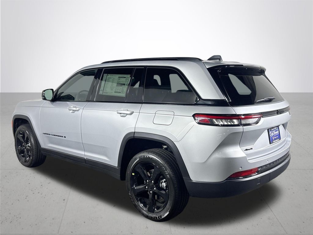 2025 Jeep Grand Cherokee Laredo photo 4