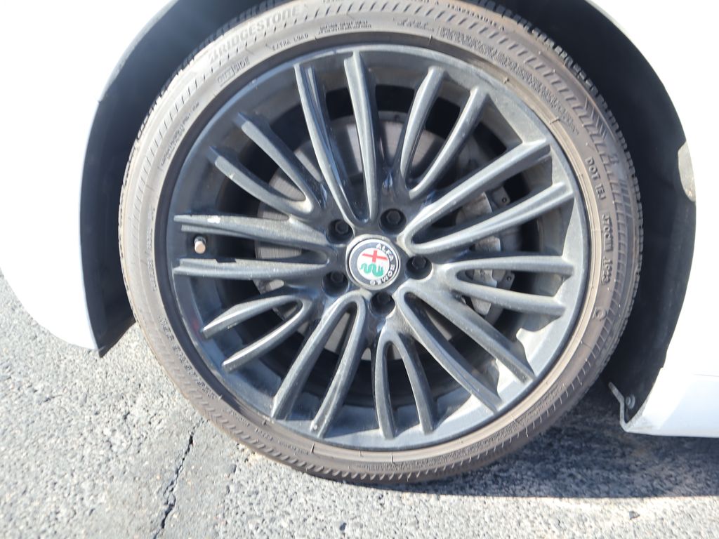 Thumbnail: 2017 Alfa Romeo Giulia - 15