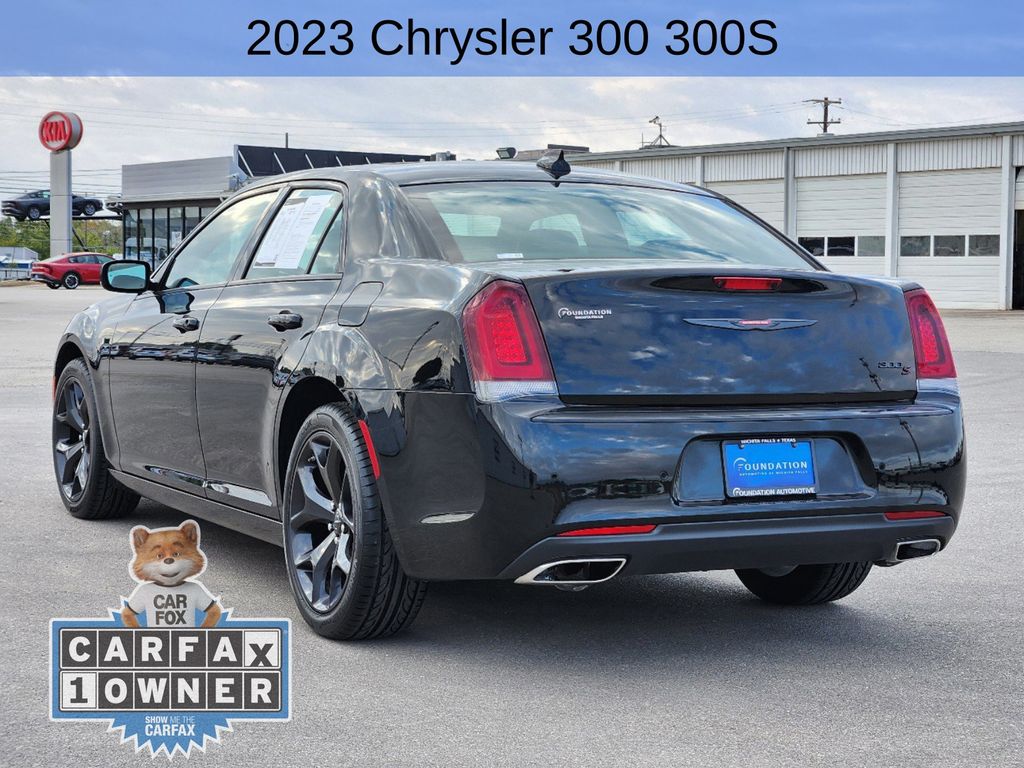 2023 Chrysler 300 S 5