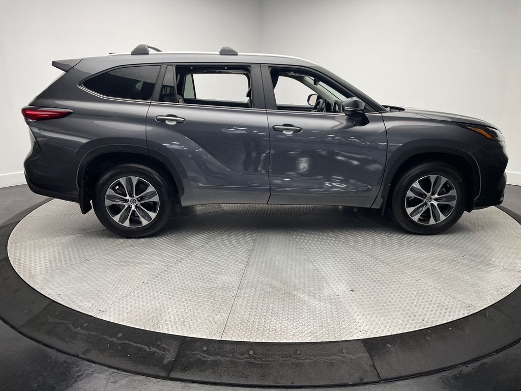 Thumbnail: 2023 Toyota Highlander - 4