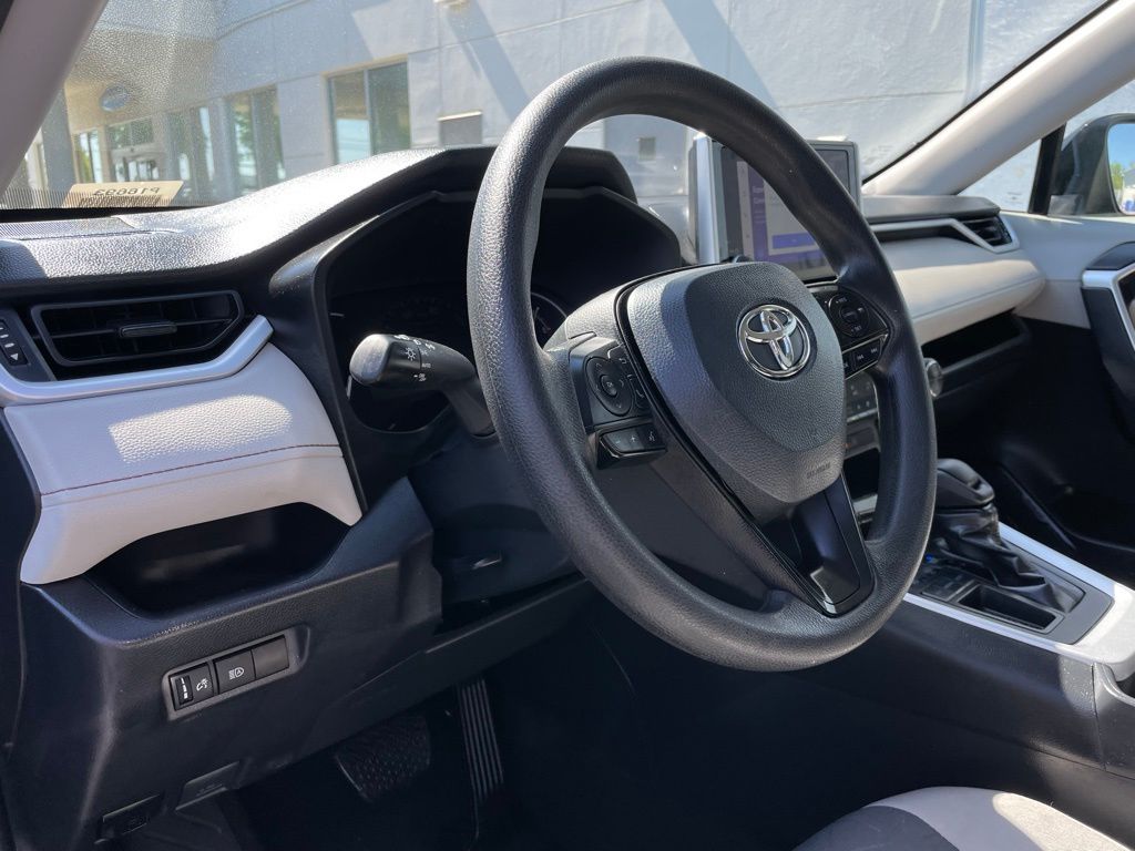 2024 Toyota RAV4 XLE 27