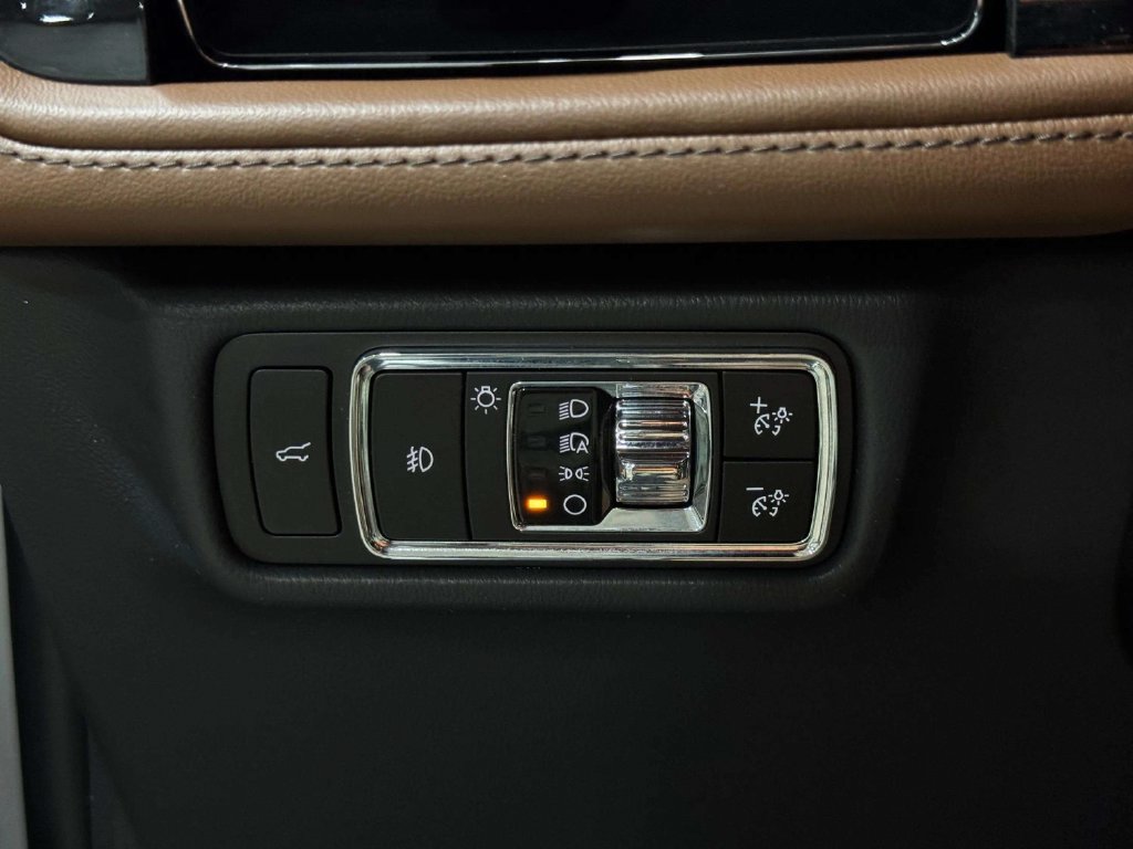 Used 2023 Radiance Metallic Lincoln Reserve image 19