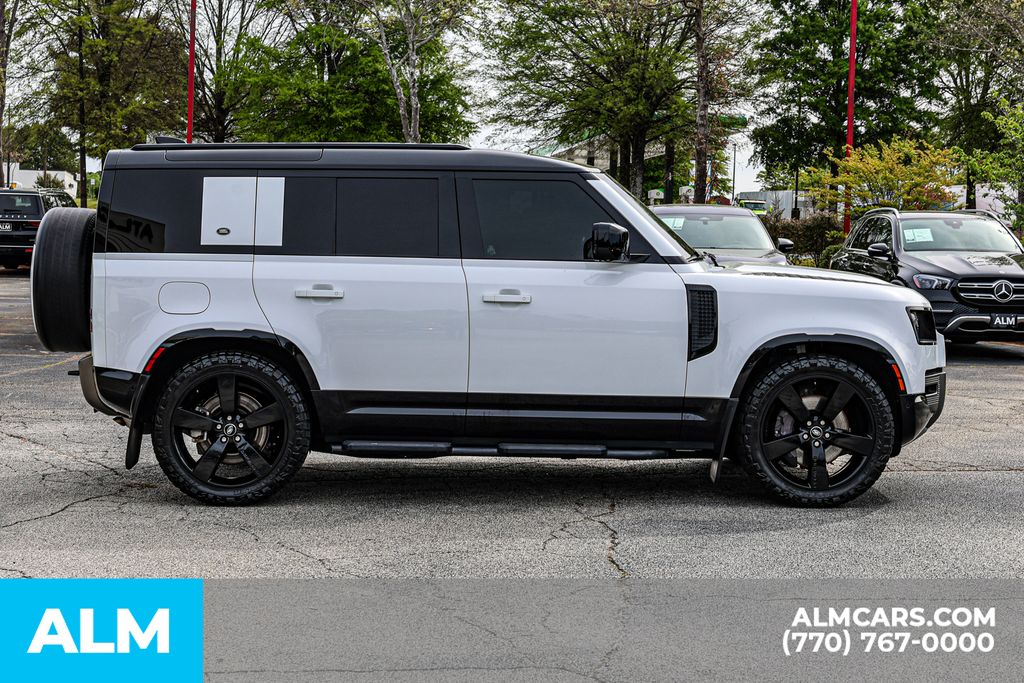 Used 2022 White Land Rover X-Dynamic SE image 9